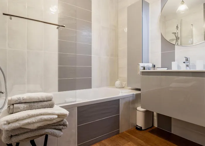 Bel En Bord De Avec Terrasse Et Parking - Fr-1-306-1298